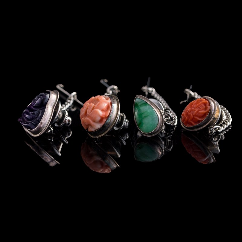民國 珊瑚、翡翠及紫晶吊墜四件 | Four Chinese coral, jadeite and amethyst pendants, Republic period - 图2