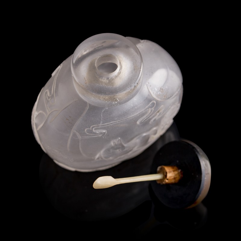 十九世紀 水晶雕松猴圖鼻烟壺 | A Chinese crystal 'pine and monkey' snuff bottle, 19th century - 图6