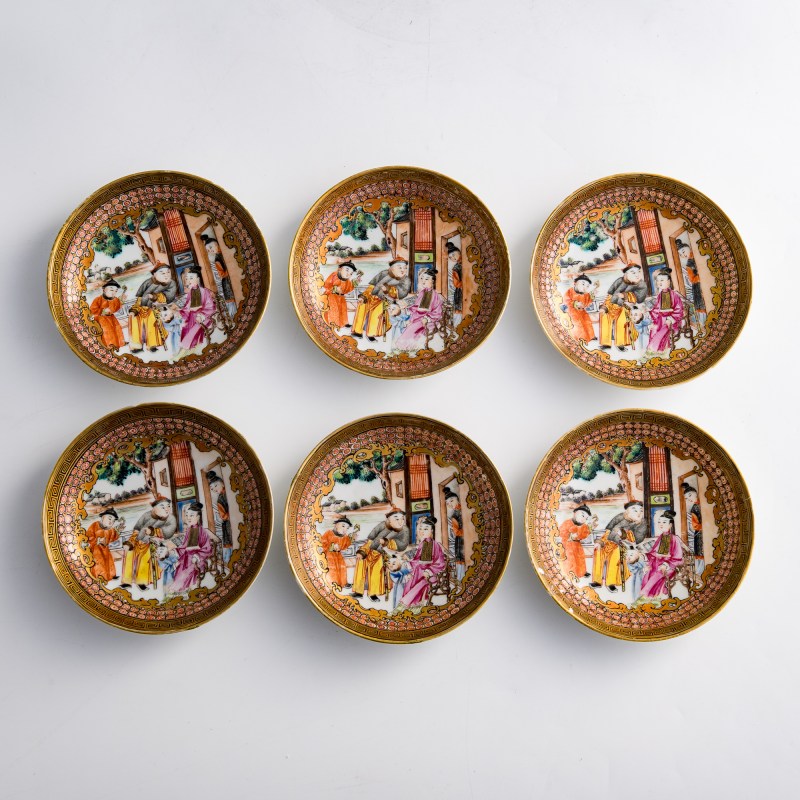 十九世紀早 外銷錦地描金開窗粉彩人物茶具一組 | A set of Chinese export brocade-pattern-ground famille rose tea ware, early 19th century - 图10