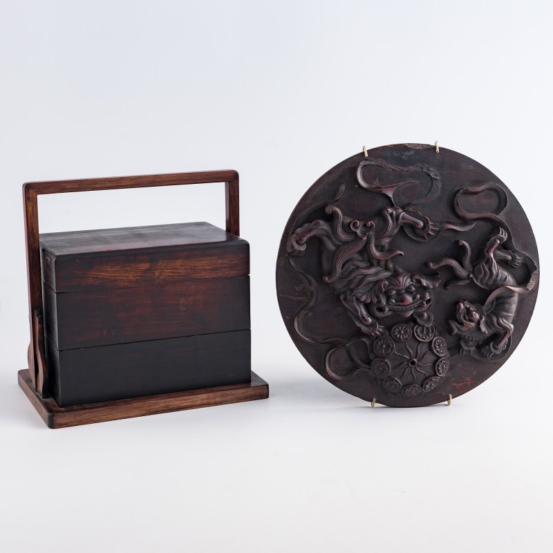 清代或更晚 紫檀提盒及硬木雕獅紋圓屏 | A Chinese Zitan tiered carrying box and a hardwood 'lion' plaque, Qing dynasty or later