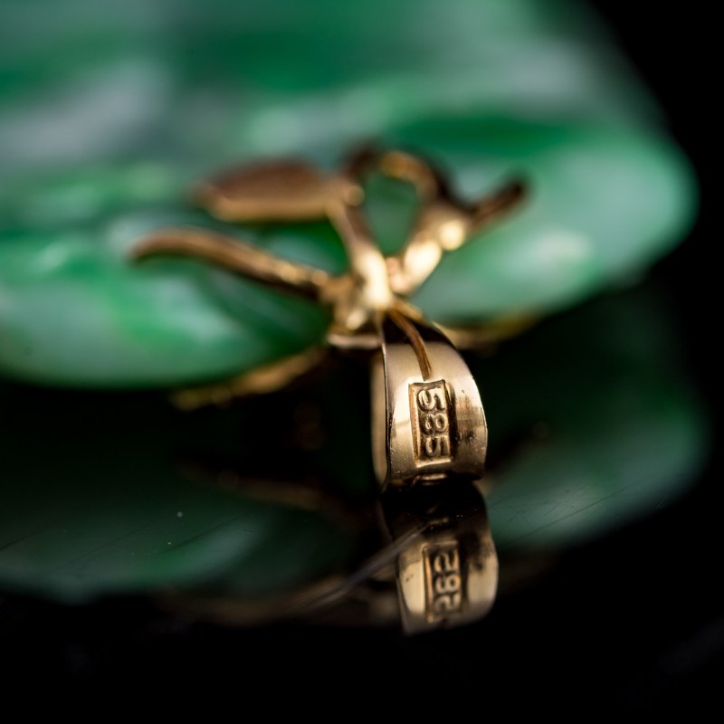 十九世紀 翡翠雕花鳥佩 | A Chinese jadeite 'bird and flower' pendant, 19th century - 图7