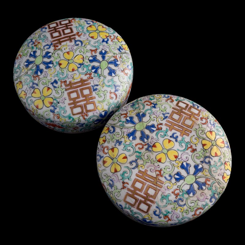 十九世紀晚 粉彩纏枝花卉雙喜蓋罐一對 | A pair of Chinese famille rose floral 'double happiness' covered jars, late 19th century - 图11