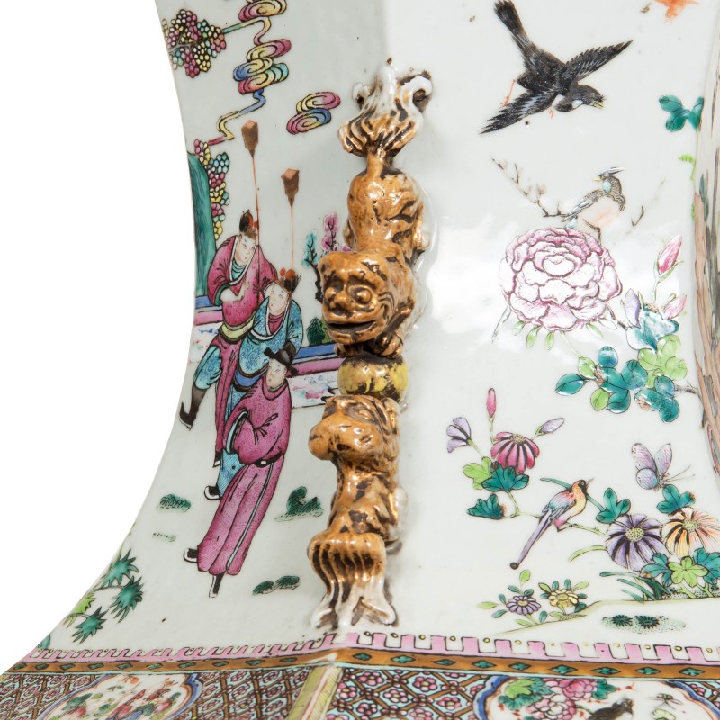 清同治 粉彩花鳥人物六方大瓶一對（附木座） | A pair of large Chinese famille rose hexagonal vases, Tongzhi period, Qing dynasty - 图10