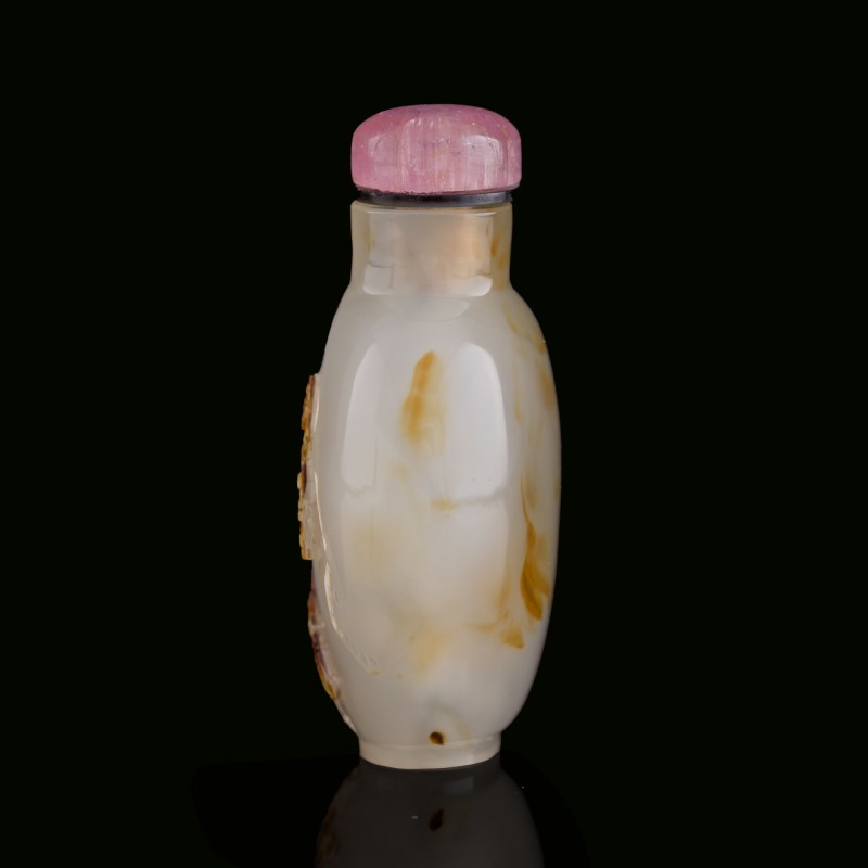 十八世紀晚 瑪瑙巧雕牧牛圖鼻烟壺 | A Chinese carved agate 'ox-herding' snuff bottle, late 18th century - 图2