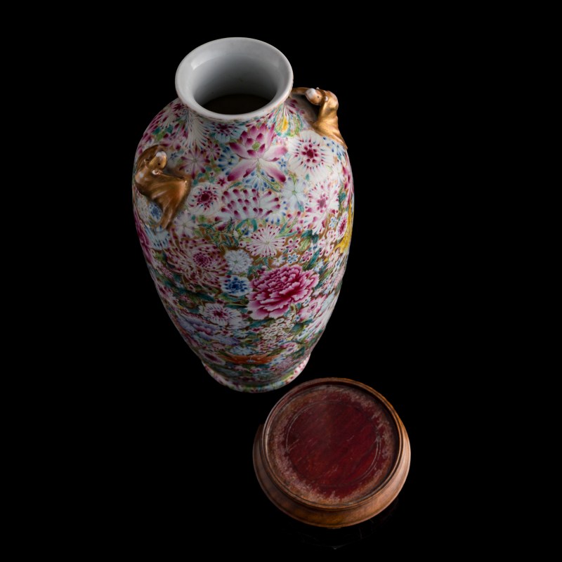 民國 粉彩萬花蝙蝠耳瓶（附木座） | A Chinese famille rose 'millefleurs' vase with bat-form handles, Republic period - 图5