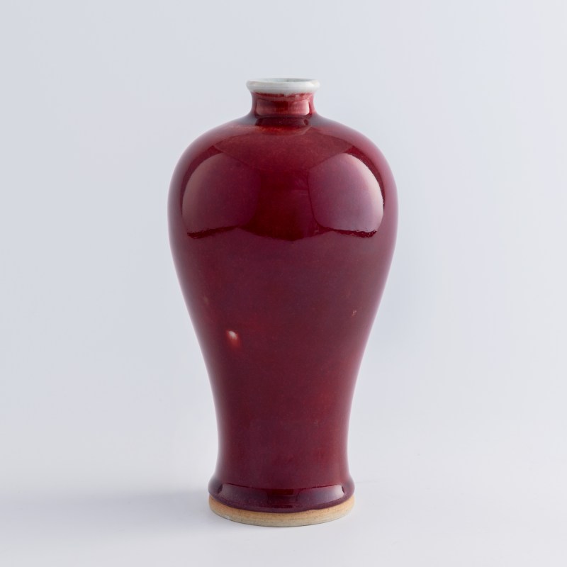 十九世紀 紅釉梅瓶 | A Chinese red-glazed meiping vase, 19th century - 图2