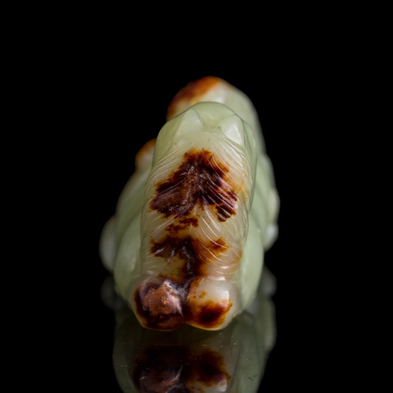 十八世紀 玉留皮巧雕馬上封候挂件 | A Chinese russet-skin jade 'monkey on horseback' pendant, 18th century - 图2