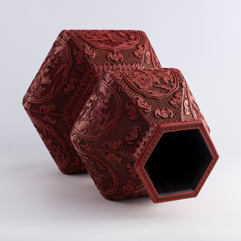 清乾隆 剔紅雕開窗人物六方葫蘆瓶（附來源證明） | A Chinese hexagonal cinnabar double-gourd vase, Qianlong period, Qing dynasty - 图8