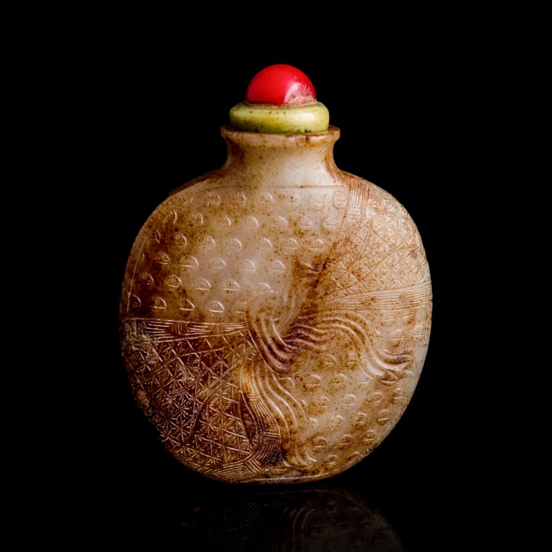 十八世紀 玉雕包袱紋鼻烟壺 | A Chinese jade 'tied-bundle' snuff bottle, 18th century