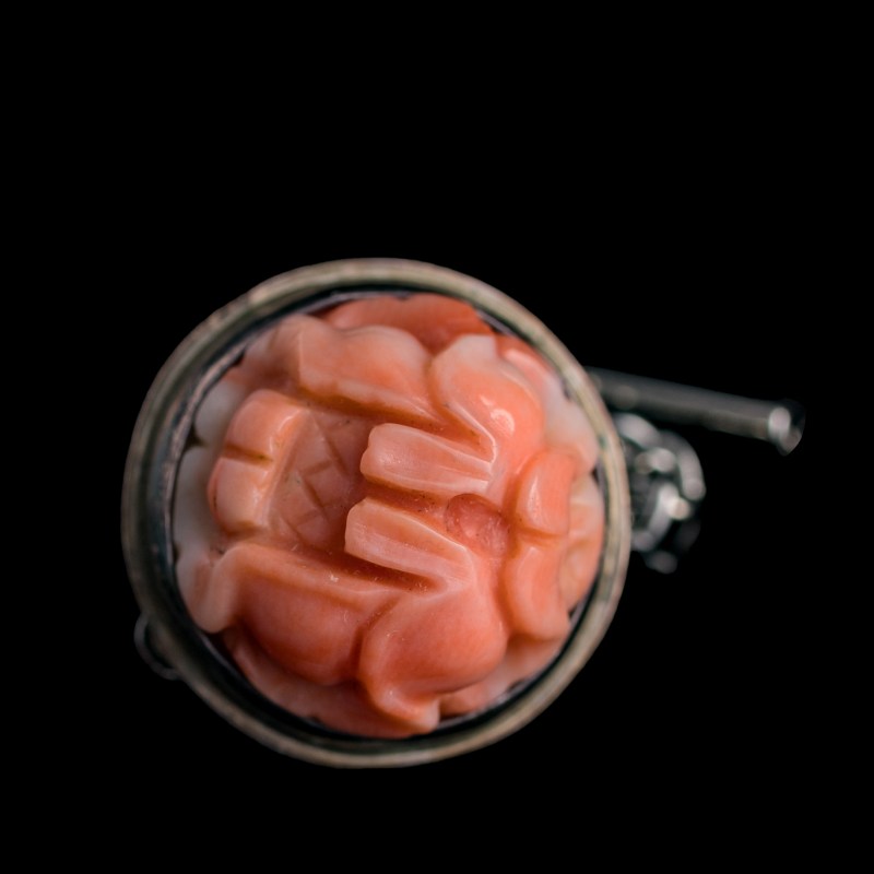 民國 珊瑚、翡翠及紫晶吊墜四件 | Four Chinese coral, jadeite and amethyst pendants, Republic period - 图7