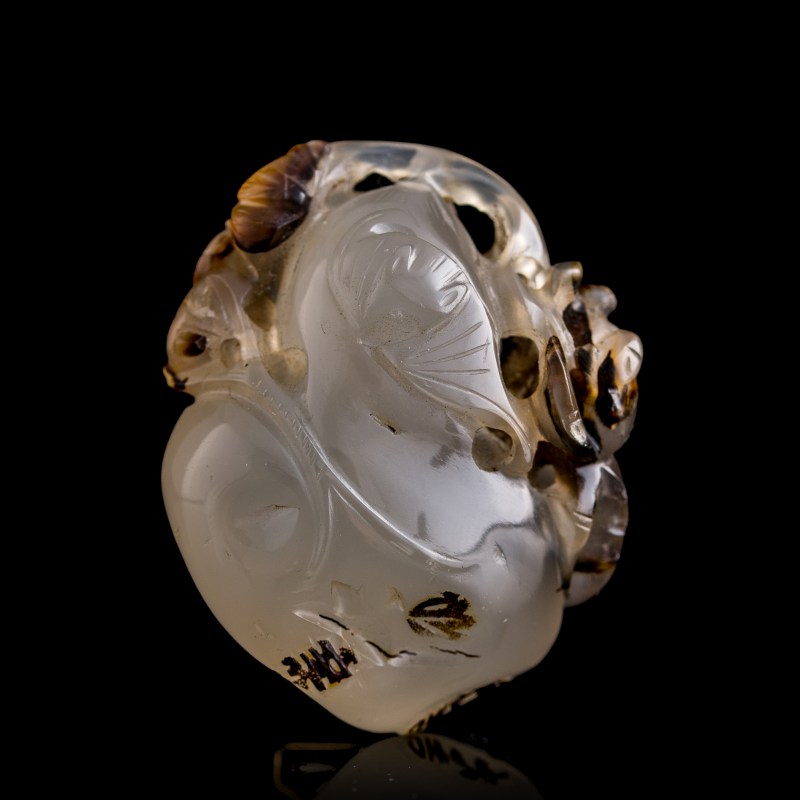 十九世紀早 瑪瑙巧雕蟬挂墜 | A Chinese agate 'cicada' pendant, early 19th century - 图2