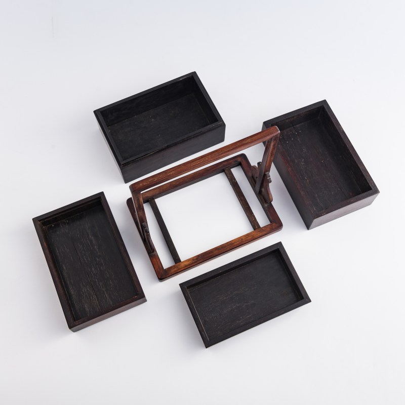 清代或更晚 紫檀提盒及硬木雕獅紋圓屏 | A Chinese Zitan tiered carrying box and a hardwood 'lion' plaque, Qing dynasty or later - 图4