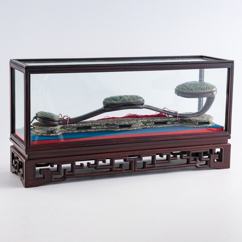 清乾隆 硬木三鑲玉如意 （附原配硬木玻璃罩） | A Chinese hardwood ruyi scepter with three jade mounts, Qianlong period, Qing dynasty - 图9