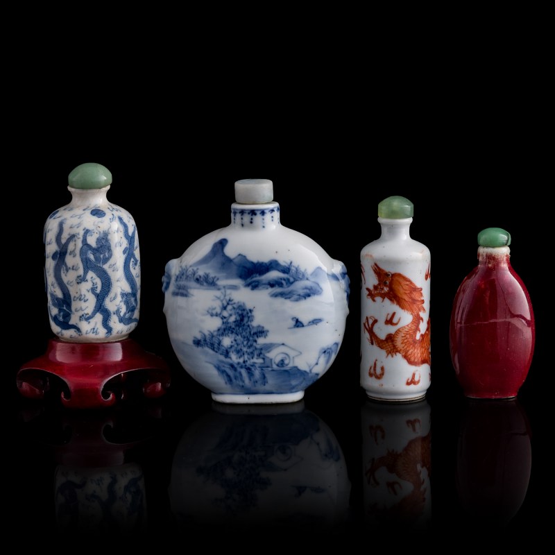 清代 各式瓷器鼻烟壺四隻（附木座） | Four Chinese assorted porcelain snuff bottles, Qing dynasty