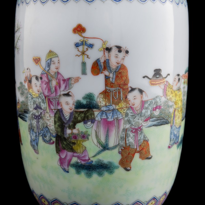 清同治 胭脂紅地粉彩嬰戲圖燈籠瓶 | A Chinese famille rose and ruby red lantern vase, Tongzhi period, Qing dynasty - 图9