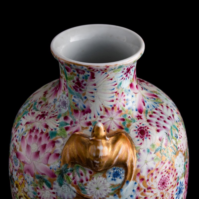 民國 粉彩萬花蝙蝠耳瓶（附木座） | A Chinese famille rose 'millefleurs' vase with bat-form handles, Republic period - 图8
