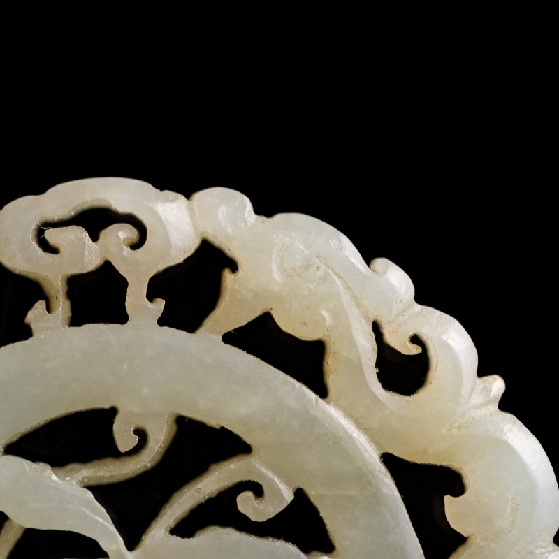 十九世紀 白玉鏤雕靈芝圓佩 | A Chinese white jade openwork 'lingzhi' and 'chilong' pendant, 19th century - 图5