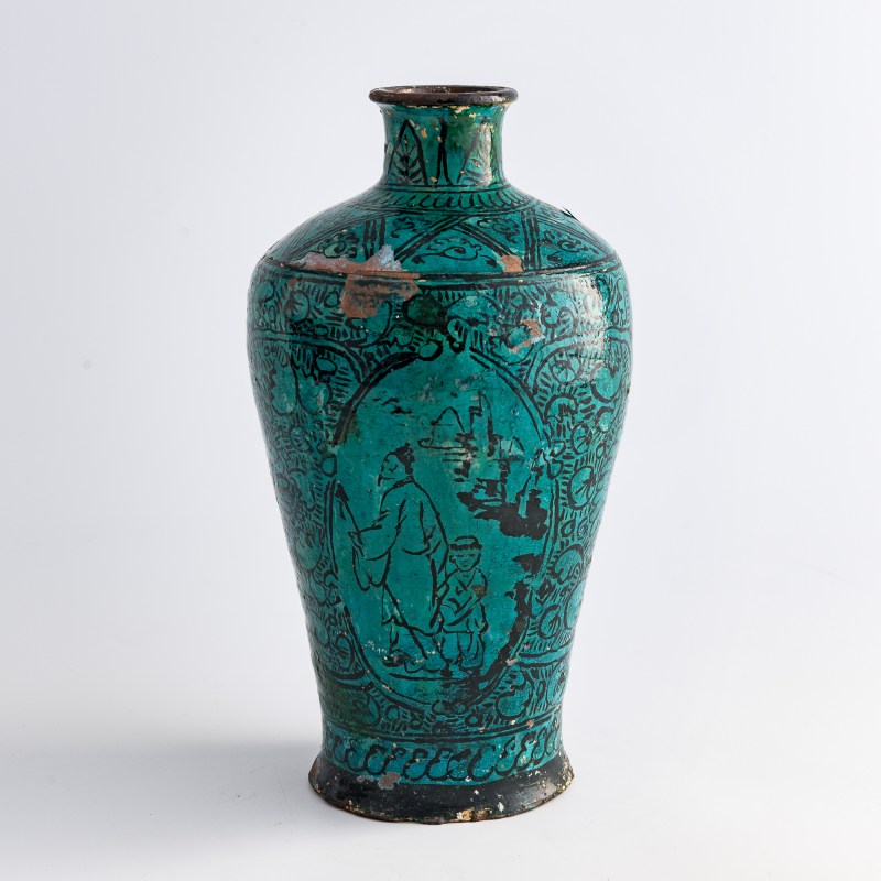 元代/明代 磁州窑孔雀綠釉黑彩纏枝牡丹紋梅瓶（附盒） | A Chinese Cizhou peacock-green-glazed meiping vase, Yuan/Ming dynasty