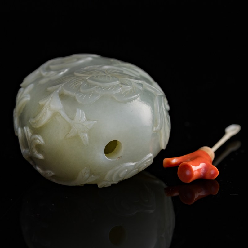清代 白玉雕花卉瓜形鼻烟壺 | A Chinese white jade melon-form floral snuff bottle, Qing dynasty - 图7