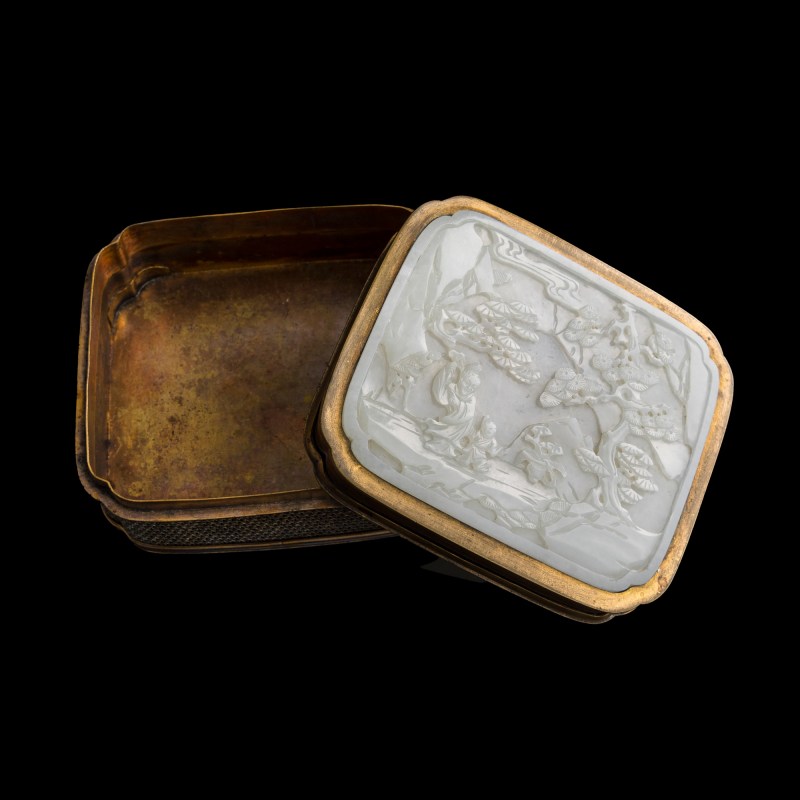 清中期 玉雕鬆下高仕瓦子銅盒 | A Chinese carved 'pine tree' and 'scholar' jade plaque- inlaid copper box, mid-Qing dynasty - 图3