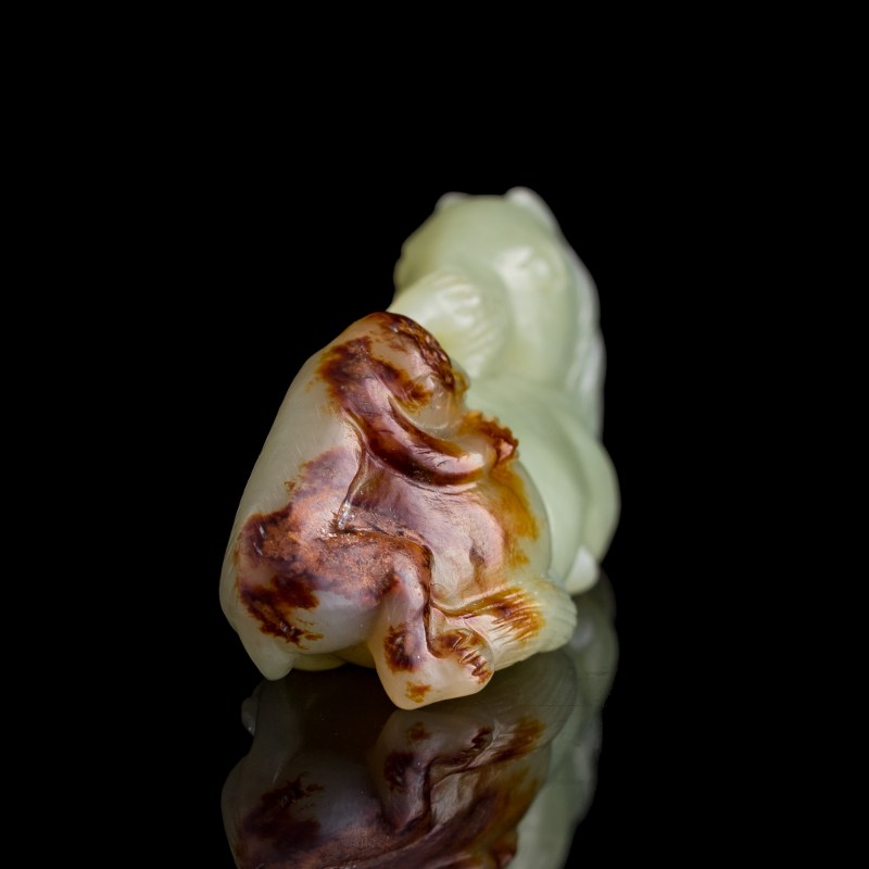 十八世紀 玉留皮巧雕馬上封候挂件 | A Chinese russet-skin jade 'monkey on horseback' pendant, 18th century - 图4