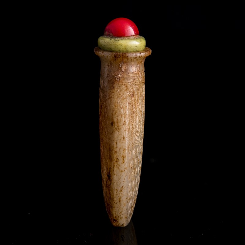 十八世紀 玉雕包袱紋鼻烟壺 | A Chinese jade 'tied-bundle' snuff bottle, 18th century - 图2