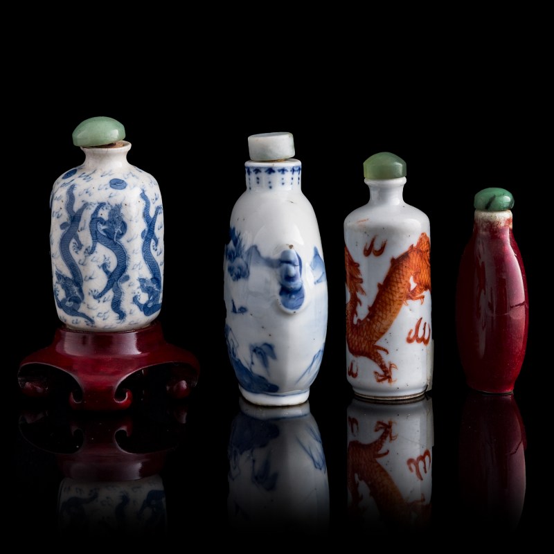 清代 各式瓷器鼻烟壺四隻（附木座） | Four Chinese assorted porcelain snuff bottles, Qing dynasty - 图2