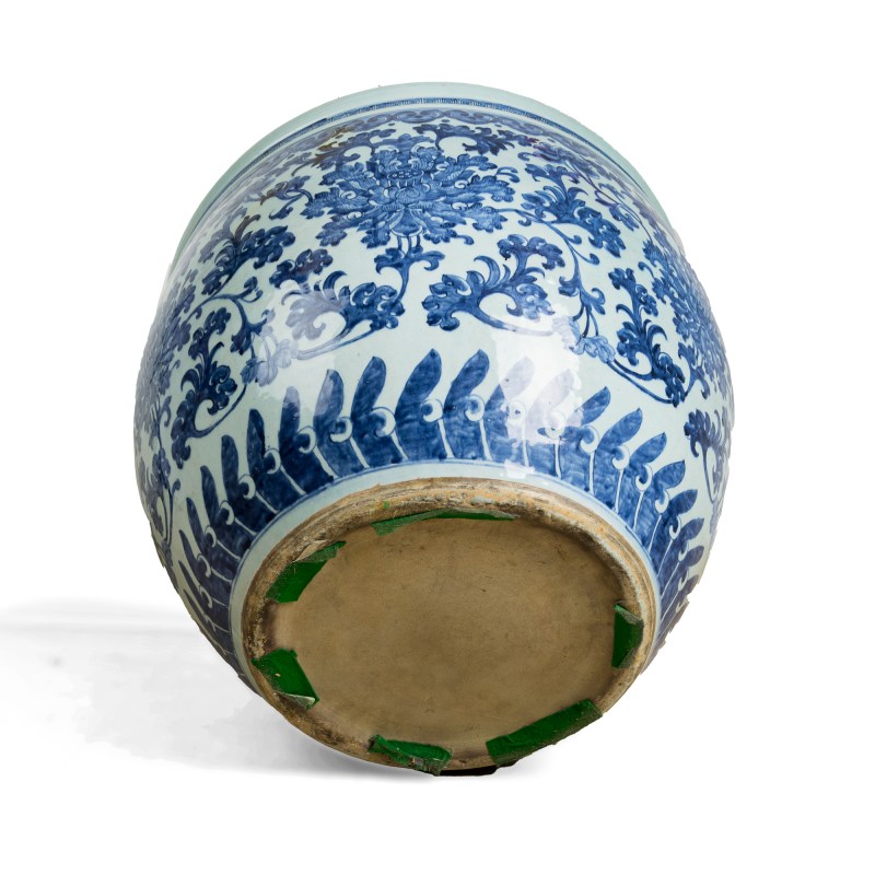清乾隆 青花纏枝蓮大缸 | A large Chinese blue and white 'lotus scrolls' jar, Qianlong period, Qing dynasty - 图6