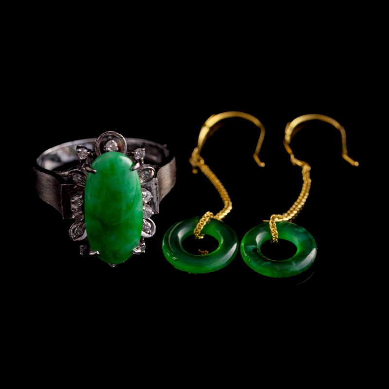 民國或更晚 翡翠耳環一對及鑲翡翠戒指 | A pair of Chinese jadeite earrings and a jadeite-set ring, Republic period or later - 图1
