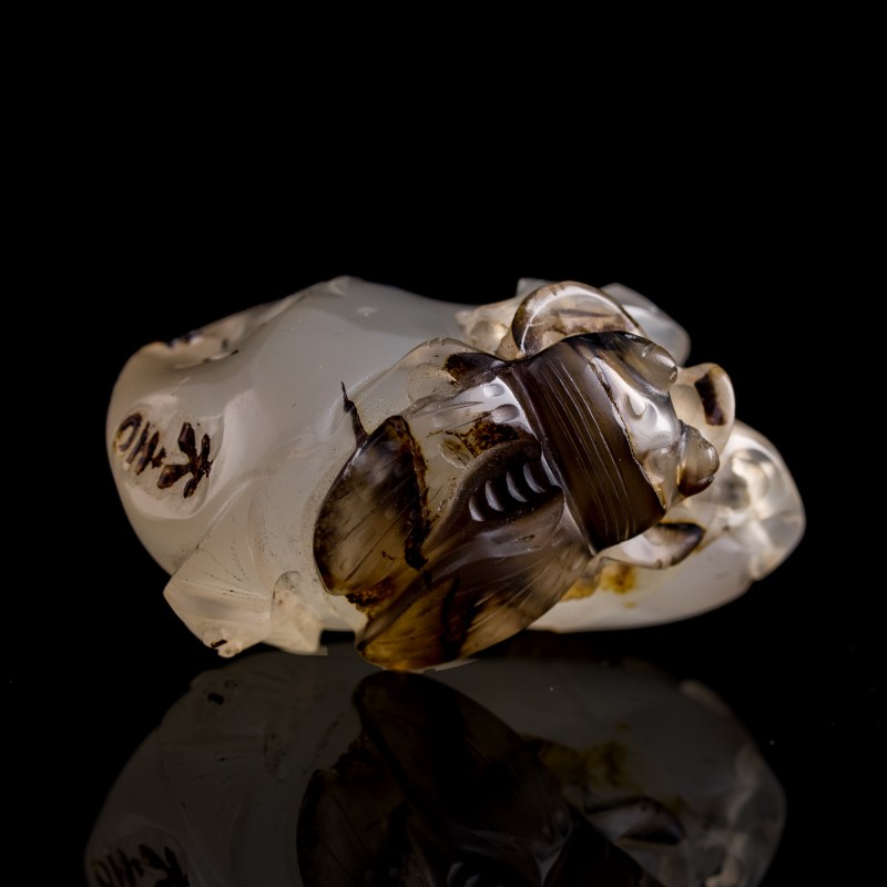 十九世紀早 瑪瑙巧雕蟬挂墜 | A Chinese agate 'cicada' pendant, early 19th century - 图3