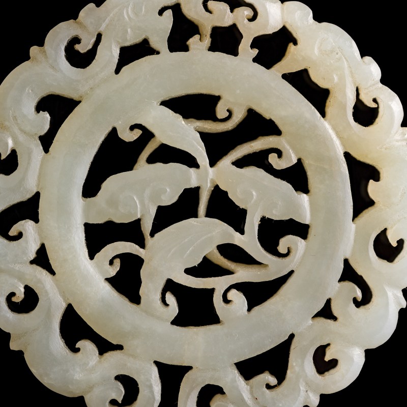 十九世紀 白玉鏤雕靈芝圓佩 | A Chinese white jade openwork 'lingzhi' and 'chilong' pendant, 19th century - 图6