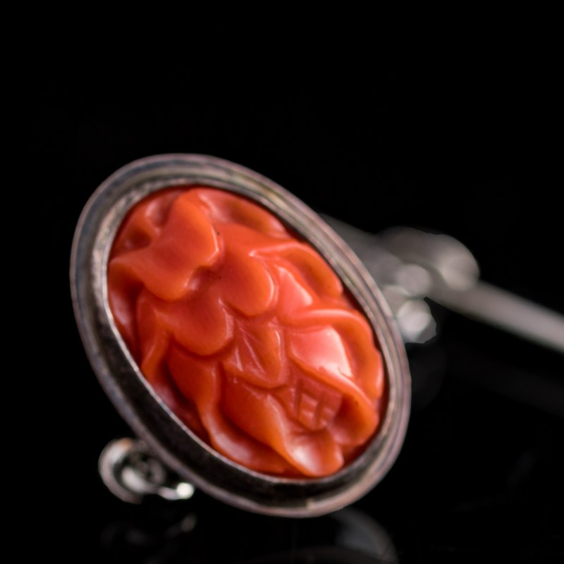 民國 珊瑚、翡翠及紫晶吊墜四件 | Four Chinese coral, jadeite and amethyst pendants, Republic period - 图9