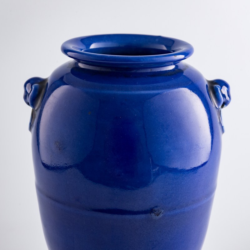 十九世紀 霽藍釉鋪首尊（附木座） | A Chinese sacrificial-blue-glazed vase with beast-mask handles, 19th century - 图10