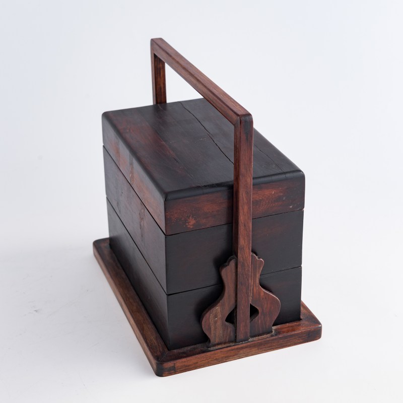 清代或更晚 紫檀提盒及硬木雕獅紋圓屏 | A Chinese Zitan tiered carrying box and a hardwood 'lion' plaque, Qing dynasty or later - 图5