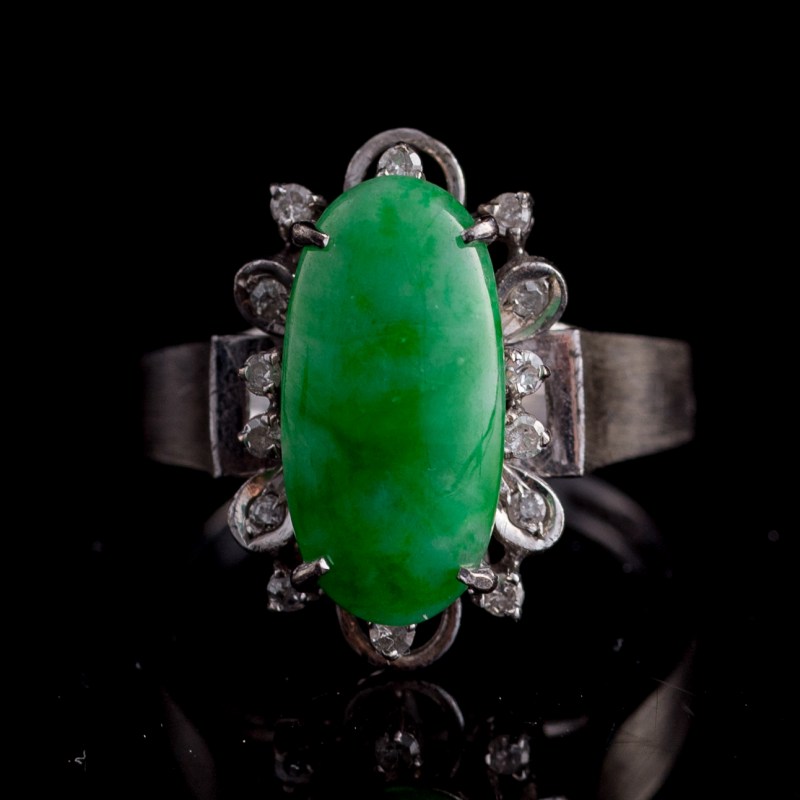 民國或更晚 翡翠耳環一對及鑲翡翠戒指 | A pair of Chinese jadeite earrings and a jadeite-set ring, Republic period or later - 图2