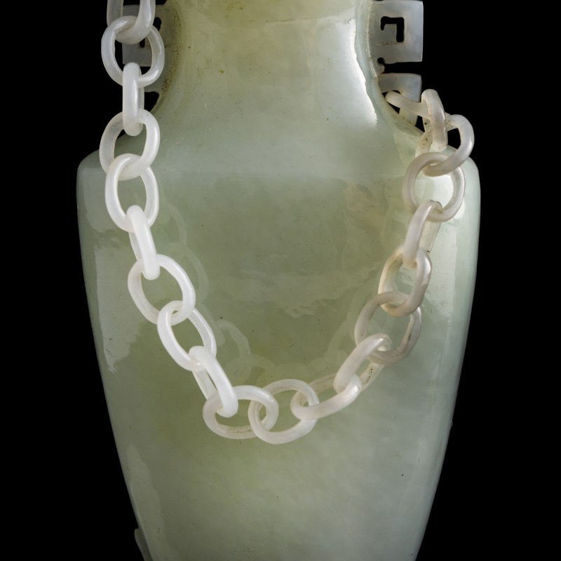 十九世紀 白玉雕五獅鏈條蓋瓶（附硬木座及錦盒） | A Chinese white jade 'five lions' lidded vase with loose chain, 19th century - 图13