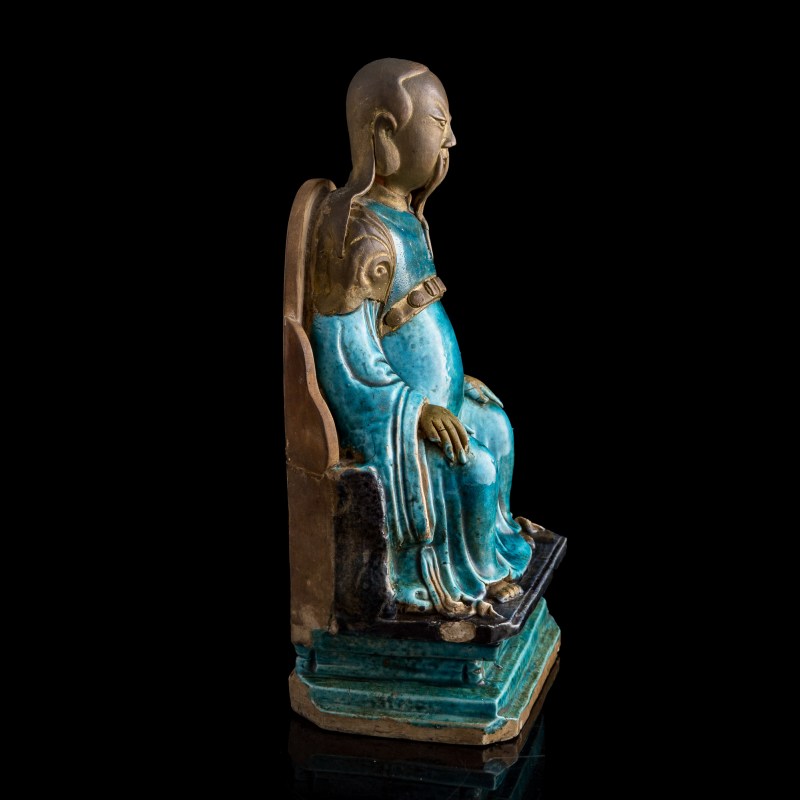 明代 素三彩真武大帝像 | A Chinese sancai-glazed porcelain figure of Zhenwu, Ming dynasty - 图5