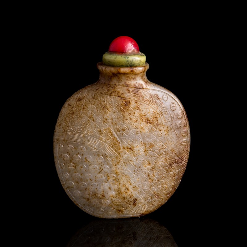 十八世紀 玉雕包袱紋鼻烟壺 | A Chinese jade 'tied-bundle' snuff bottle, 18th century - 图3