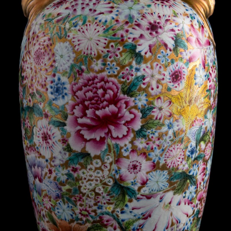 民國 粉彩萬花蝙蝠耳瓶（附木座） | A Chinese famille rose 'millefleurs' vase with bat-form handles, Republic period - 图9