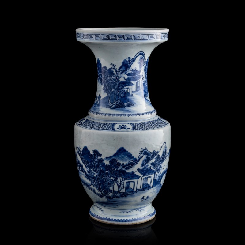 十八世紀 青花山水盤口瓶 | A Chinese blue and white landscape dish-mouthed vase, 18th century - 图1