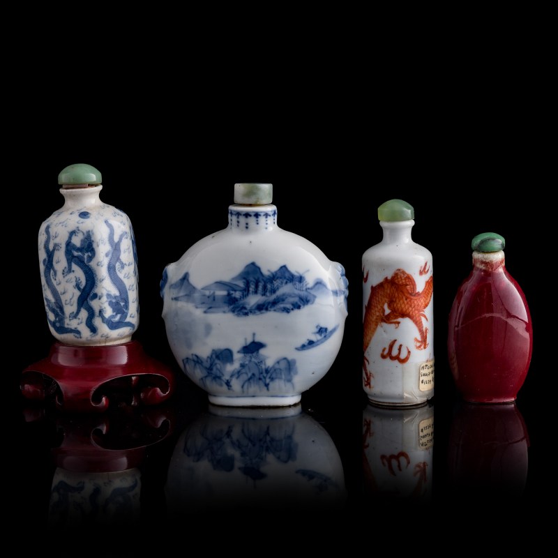 清代 各式瓷器鼻烟壺四隻（附木座） | Four Chinese assorted porcelain snuff bottles, Qing dynasty - 图3