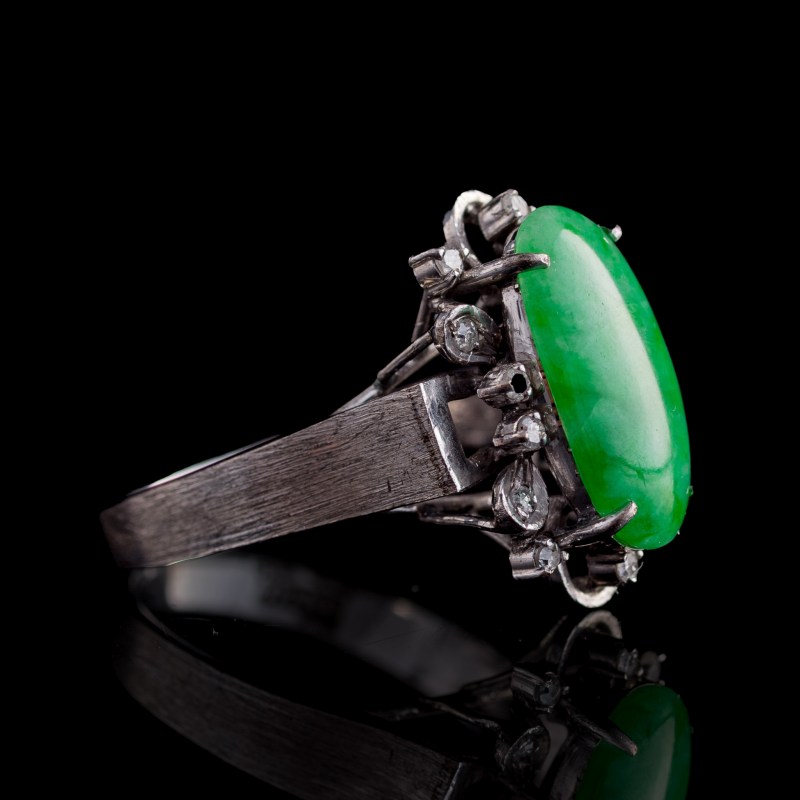 民國或更晚 翡翠耳環一對及鑲翡翠戒指 | A pair of Chinese jadeite earrings and a jadeite-set ring, Republic period or later - 图3