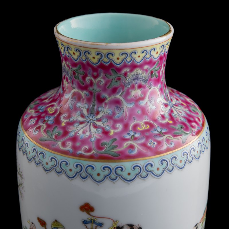 清同治 胭脂紅地粉彩嬰戲圖燈籠瓶 | A Chinese famille rose and ruby red lantern vase, Tongzhi period, Qing dynasty - 图10