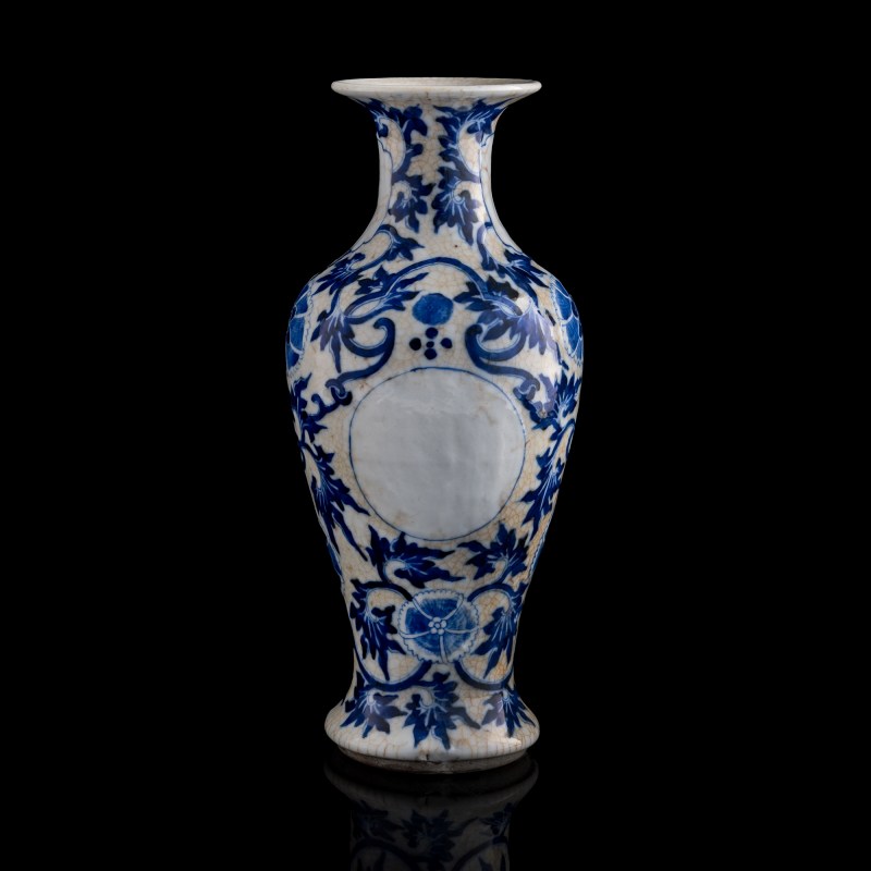 十九世紀 青花纏枝花卉觀音瓶 | A Chinese blue and white floral Guanyin vase, 19th century