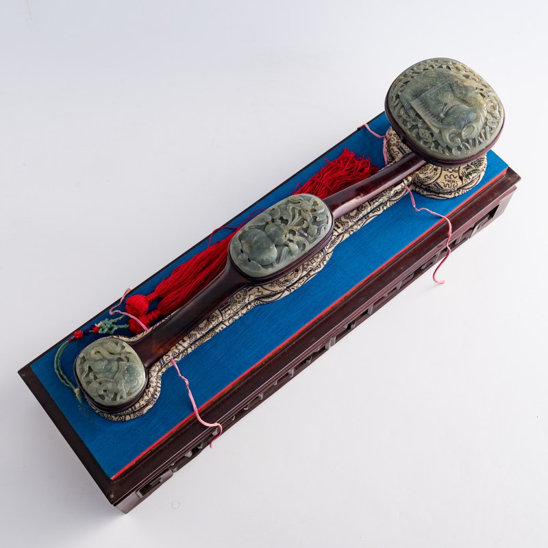 清乾隆 硬木三鑲玉如意 （附原配硬木玻璃罩） | A Chinese hardwood ruyi scepter with three jade mounts, Qianlong period, Qing dynasty - 图1