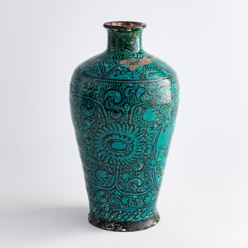 元代/明代 磁州窑孔雀綠釉黑彩纏枝牡丹紋梅瓶（附盒） | A Chinese Cizhou peacock-green-glazed meiping vase, Yuan/Ming dynasty - 图2