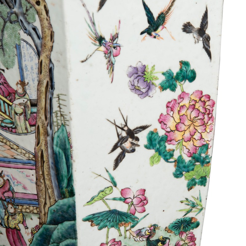 清同治 粉彩花鳥人物六方大瓶一對（附木座） | A pair of large Chinese famille rose hexagonal vases, Tongzhi period, Qing dynasty - 图13