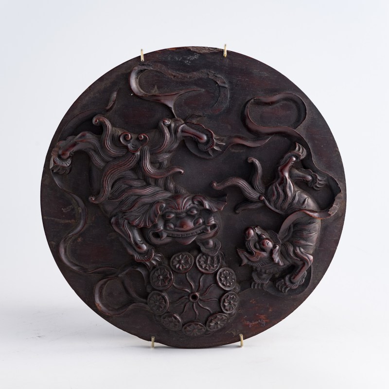 清代或更晚 紫檀提盒及硬木雕獅紋圓屏 | A Chinese Zitan tiered carrying box and a hardwood 'lion' plaque, Qing dynasty or later - 图6