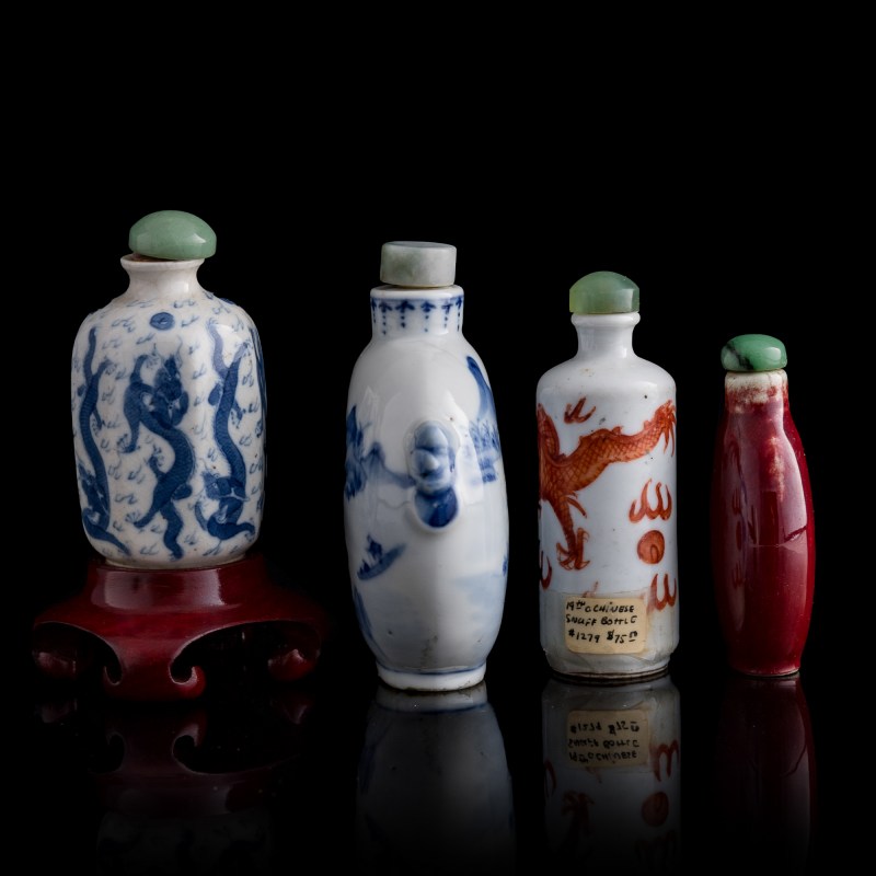 清代 各式瓷器鼻烟壺四隻（附木座） | Four Chinese assorted porcelain snuff bottles, Qing dynasty - 图4