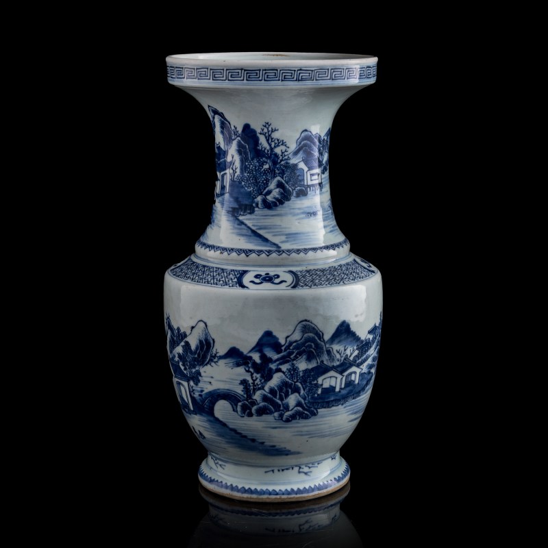 十八世紀 青花山水盤口瓶 | A Chinese blue and white landscape dish-mouthed vase, 18th century - 图2